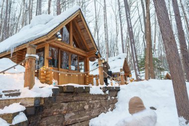 Furano Ningle Terası 'ndaki ormanda kar mevsiminde güzel bir kır evi. Japonya 'nın Hokkaido şehrinde önemli ve popüler bir yer. Seyahat ve Tatil kavramı