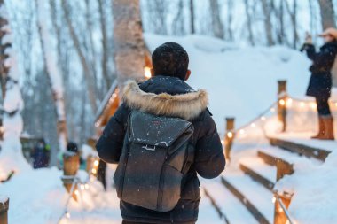 Furano 'da turist ziyareti, Kazaklı Gezgin kışın Snow' la Ningle Terrace Cottages 'i gezmek. Japonya 'nın Hokkaido şehrinde önemli ve popüler bir yer. Seyahat ve Tatil kavramı