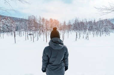 Biei 'de kadın turist ziyareti, Kazaklı Gezgin kışın Blue Pond' u gezmek. Japonya 'nın Hokkaido şehrinde önemli ve popüler bir yer. Seyahat ve Tatil kavramı