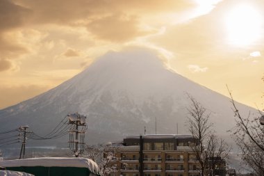 Niseko 'da kış mevsiminde kar ile güzel Yotei Dağı. Kayak ve Snowboard turistleri için Hokkaido, Japonya 'da önemli ve popülerdir. Seyahat ve Tatil kavramı