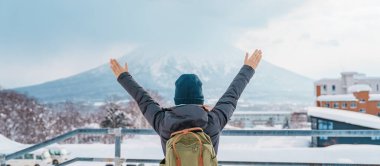 Niseko 'da kadın turist, Kazaklı Gezgin kış mevsiminde Kar ile Yotei Dağı' nı geziyor. Japonya 'nın Hokkaido şehrinde önemli ve popüler bir yer. Seyahat ve Tatil kavramı