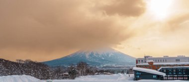 Niseko 'da kış mevsiminde kar ile güzel Yotei Dağı. Kayak ve Snowboard turistleri için Hokkaido, Japonya 'da önemli ve popülerdir. Seyahat ve Tatil kavramı