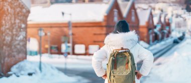 Hakodate 'de turist ziyareti, Kazaklı Gezgin kışın Snow' la Kanemori Kırmızı Tuğla Deposu 'nu geziyor. Hokkaido, Japonya 'da önemli ve popüler. Seyahat ve Tatil konsepti.