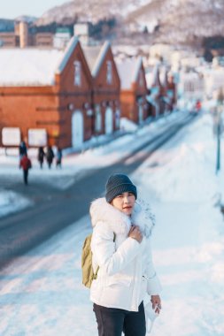 Hakodate 'de turist ziyareti, Kazaklı Gezgin kışın Snow' la Kanemori Kırmızı Tuğla Deposu 'nu geziyor. Hokkaido, Japonya 'da önemli ve popüler. Seyahat ve Tatil konsepti.