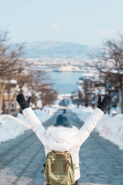 Hakodate 'de kadın turist, Kazaklı Gezgin kışın Hachiman Zaka yamacını geziyor. Japonya 'nın Hokkaido şehrinde önemli ve popüler bir yer. Seyahat ve Tatil kavramı