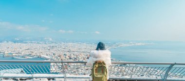 Hakodate 'de kadın turist, Kazaklı Gezgin kışın Hakodate Dağı' ndan kar manzaralı gezgin. Hokkaido, Japonya 'da önemli ve popüler. Seyahat ve Tatil konsepti.