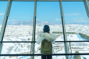 Hakodate 'de kadın turist, Kazaklı Gezgin kışın Goryokaku Kulesi' nden kar manzaralı gezgin. Hokkaido, Japonya 'da önemli ve popüler. Seyahat ve Tatil konsepti.