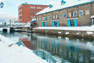 Kar mevsiminde Otaru Kanalı. Japonya 'nın Hokkaido şehrinde önemli ve popüler bir yer. Seyahat ve Tatil kavramı
