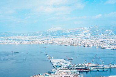 Kar mevsiminde Hakodate Dağı 'ndan güzel manzara ve şehir manzarası. Hokkaido, Japonya 'da önemli ve popüler. Seyahat ve Tatil konsepti.