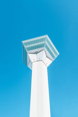 Kış mevsiminde mavi gökyüzü olan Goryokaku Kulesi. Hokkaido, Japonya 'da önemli ve popüler. Seyahat ve Tatil konsepti.