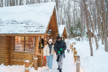 Furano Ningle Terası 'ndaki ormanda kar mevsiminde güzel bir kır evi. Japonya 'nın Hokkaido şehrinde önemli ve popüler bir yer. Furano, Japonya, 3 Şubat 2023