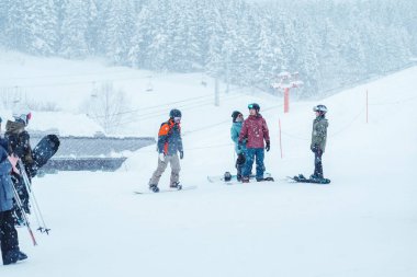 Niseko 'da kış mevsiminde kayak. Kayak ve Snowboard turistleri için Hokkaido, Japonya 'da önemli ve popülerdir. Niseko, Japonya, 6 Şubat 2023