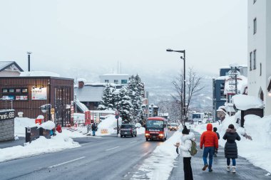 Kar mevsiminde Niseko şehri. Japonya 'nın Hokkaido şehrinde önemli ve popüler bir yer. Niseko, Japonya, 6 Şubat 2023