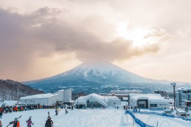 Niseko 'da kış mevsiminde kar ile güzel Yotei Dağı. Kayak ve Snowboard turistleri için Hokkaido, Japonya 'da önemli ve popülerdir. Niseko, Japonya, 6 Şubat 2023