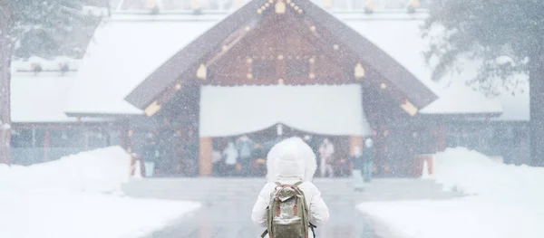 Kvinna Turist Besök Sapporo Resenär Tröja Ser Hokkaido Helgedom Med — Stockfoto