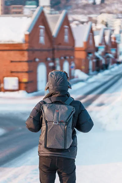 Hakodate 'de turist ziyareti, Kazaklı Gezgin kışın Snow' la Kanemori Kırmızı Tuğla Deposu 'nu geziyor. Hokkaido, Japonya 'da önemli ve popüler. Seyahat ve Tatil konsepti.