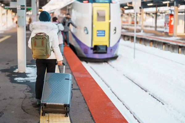 Turista Mujer Con Bolsa Plataforma Estación Tren Con Nieve Invierno — Foto de Stock