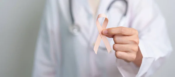 9月子宮がん啓発月間のピーチリボン 医療と世界のがんの日のコンセプト — ストック写真