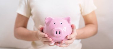 Gelecek Planı, Emeklilik Fonu, Emeklilik Fonu, Yatırım, Servet İşletmeleri ve Mali Konseptler İçin Para Tasarruf. El ele tutuşup domuz kumbarasına yatırmak, Dünya Tasarruf Günü için Para Saymak ve Bağışlamak