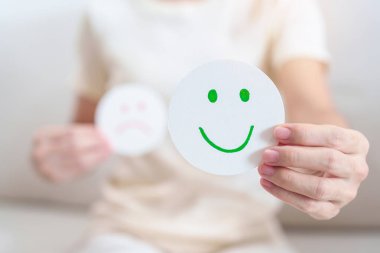 Kadın Mutlu Gülümseyen Yüz Kağıdı, Ruh Sağlığı Değerlendirmesi, Psikoloji, Sağlık Değerlendirmesi, Geribildirim, Müşteri Değerlendirmesi, Deneyim, Memnuniyet Anketi, Olumlu Düşünme ve Dünya Akıl Sağlığı Günü 'nü göster