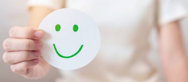 Kadın Mutlu Gülümseyen Yüz Kağıdı, Ruh Sağlığı Değerlendirmesi, Psikoloji, Sağlık Değerlendirmesi, Geribildirim, Müşteri Değerlendirmesi, Deneyim, Memnuniyet Anketi, Olumlu Düşünme ve Dünya Akıl Sağlığı Günü 'nü göster