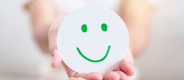 Kadın Mutlu Gülümseyen Yüz Kağıdı, Ruh Sağlığı Değerlendirmesi, Psikoloji, Sağlık Değerlendirmesi, Geribildirim, Müşteri Değerlendirmesi, Deneyim, Memnuniyet Anketi, Olumlu Düşünme ve Dünya Akıl Sağlığı Günü 'nü göster