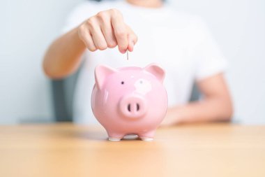 Gelecek Planı, Emeklilik Fonu, Emeklilik Fonu, Yatırım, Servet İşletmeleri ve Mali Konseptler İçin Para Tasarruf. El ele tutuşup domuz kumbarasına yatırmak, Dünya Tasarruf Günü için Para Saymak ve Bağışlamak