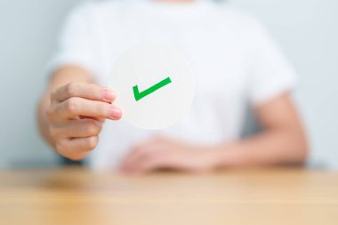 Kadın Doğru Sembol Kağıdı Göster. Doğru ve yanlış, kabul et ve reddet, değerlendirme, oy ver, oy ver, evet ya da hayır ve araştırma kavramları