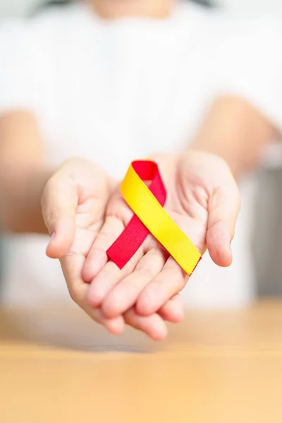 Žena Držící Červenou Žlutou Stuhu Světový Měsíc Povědomí Hepatitidě Července — Stock fotografie
