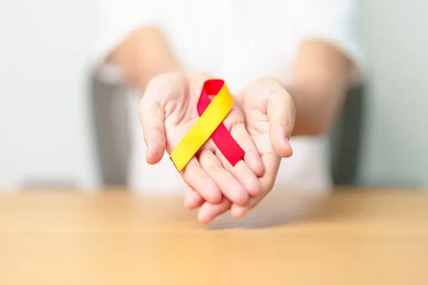 Žena Držící Červenou Žlutou Stuhu Světový Měsíc Povědomí Hepatitidě Července — Stock fotografie