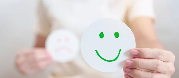 Woman Show Happy Smile Face Paper Evaluación Salud Mental Psicología — Foto de Stock