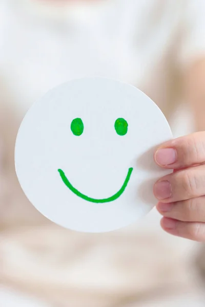 Woman Show Happy Smile Face Paper Evaluación Salud Mental Psicología — Foto de Stock