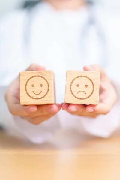 Læge Viser Happy Smile Unhappy Trist Ansigt Blok Mental Health - Stock-foto