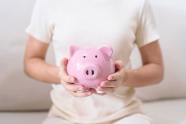 Gelecek Planı, Emeklilik Fonu, Emeklilik Fonu, Yatırım, Servet İşletmeleri ve Mali Konseptler İçin Para Tasarruf. El ele tutuşup domuz kumbarasına yatırmak, Dünya Tasarruf Günü için Para Saymak ve Bağışlamak