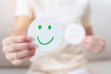 Kadın Mutlu Gülümseyen Yüz Kağıdı, Ruh Sağlığı Değerlendirmesi, Psikoloji, Sağlık Değerlendirmesi, Geribildirim, Müşteri Değerlendirmesi, Deneyim, Memnuniyet Anketi, Olumlu Düşünme ve Dünya Akıl Sağlığı Günü 'nü göster