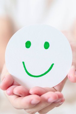 Kadın Mutlu Gülümseyen Yüz Kağıdı, Ruh Sağlığı Değerlendirmesi, Psikoloji, Sağlık Değerlendirmesi, Geribildirim, Müşteri Değerlendirmesi, Deneyim, Memnuniyet Anketi, Olumlu Düşünme ve Dünya Akıl Sağlığı Günü 'nü göster