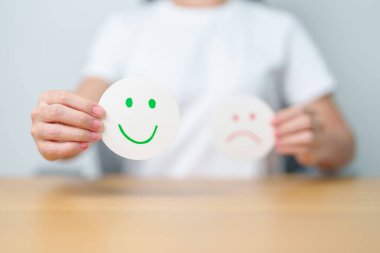 Kadın Mutlu Gülümseyen Yüz Kağıdı, Ruh Sağlığı Değerlendirmesi, Psikoloji, Sağlık Değerlendirmesi, Geribildirim, Müşteri Değerlendirmesi, Deneyim, Memnuniyet Anketi, Olumlu Düşünme ve Dünya Akıl Sağlığı Günü 'nü göster