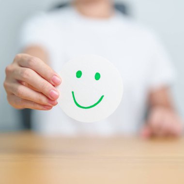 Kadın Mutlu Gülümseyen Yüz Kağıdı, Ruh Sağlığı Değerlendirmesi, Psikoloji, Sağlık Değerlendirmesi, Geribildirim, Müşteri Değerlendirmesi, Deneyim, Memnuniyet Anketi, Olumlu Düşünme ve Dünya Akıl Sağlığı Günü 'nü göster