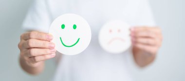 Kadın Mutlu Gülümseyen Yüz Kağıdı, Ruh Sağlığı Değerlendirmesi, Psikoloji, Sağlık Değerlendirmesi, Geribildirim, Müşteri Değerlendirmesi, Deneyim, Memnuniyet Anketi, Olumlu Düşünme ve Dünya Akıl Sağlığı Günü 'nü göster