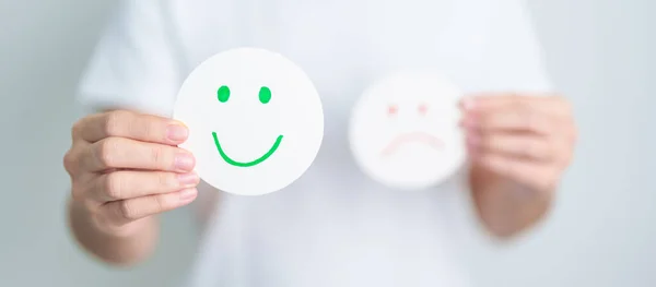 Kadın Mutlu Gülümseyen Yüz Kağıdı, Ruh Sağlığı Değerlendirmesi, Psikoloji, Sağlık Değerlendirmesi, Geribildirim, Müşteri Değerlendirmesi, Deneyim, Memnuniyet Anketi, Olumlu Düşünme ve Dünya Akıl Sağlığı Günü 'nü göster