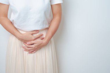Karın ağrısı çeken bir kadın. Yumurtalık ve rahim ağzı kanseri, rahim ağzı rahatsızlığı, endometriyozis, histerektomi, rahim fibroidi, üreme, adet görme, mide, hamilelik ve cinsel yolla bulaşan hastalıklar.