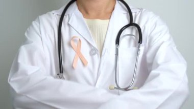 Eylül ayı rahim kanseri farkındalığı ayı için Şeftali Kurdelesi. Sağlık ve Dünya Kanser Günü konsepti