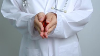 Dünya Akıl Sağlığı Günü için yeşil kurdeleli doktor, karaciğer, safra kesesi, safra kesesi, rahim ağzı, böbrek kanseri ve lenfoma farkındalığı ayı. Sağlık ve dünya kanser günü konsepti