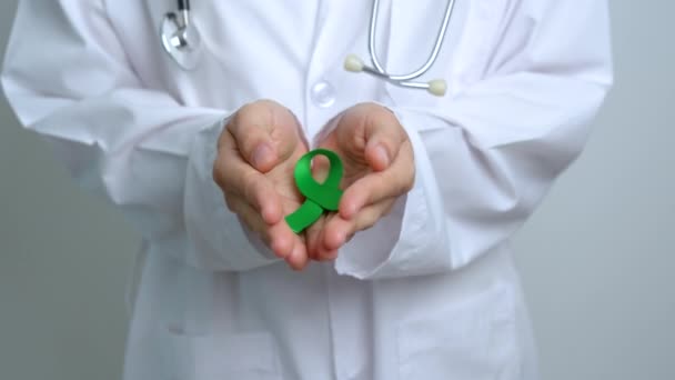 Γιατρός Πράσινη Κορδέλα Για Την Παγκόσμια Ημέρα Ψυχικής Υγείας Του — Αρχείο Βίντεο
