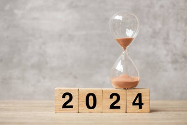2024 'te masada kum saati vardı. Çözüm, zaman, plan, hedef, motivasyon, yeniden başlatma, geri sayım ve yeni yıl tatili kavramları