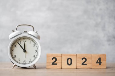 Klasik çalar saat ve 2024 blok ile mutlu yıllar. Noel, Yeni Başlangıç, Çözüm, Geri sayım, Hedefler, Planlar, Eylem ve Motivasyon Konsepti