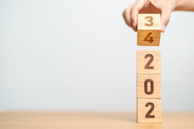 2023 'ten 2024' e kadar değişin. hedef, çözüm, strateji, plan, başlangıç, bütçe, misyon, eylem, motivasyon ve yeni yıl kavramları