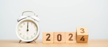 Klasik çalar saatle ve 2023 'ü 2024 bloğa çevirerek mutlu yıllar. Noel, Yeni Başlangıç, Çözüm, Geri sayım, Hedefler, Planlar, Eylem ve Motivasyon Konsepti