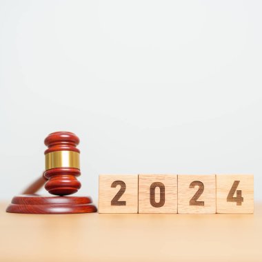 2024 blok, Yargıç Gavin 'in masasında. Hukuk, avukat, yargı, adalet açık artırması ve teklif konsepti