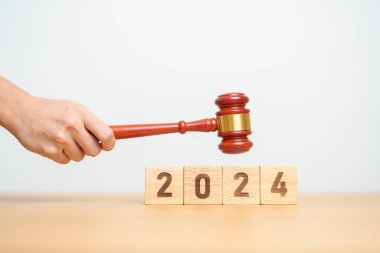 2024 blok, Yargıç Gavin 'in masasında. Hukuk, avukat, yargı, adalet açık artırması ve teklif konsepti